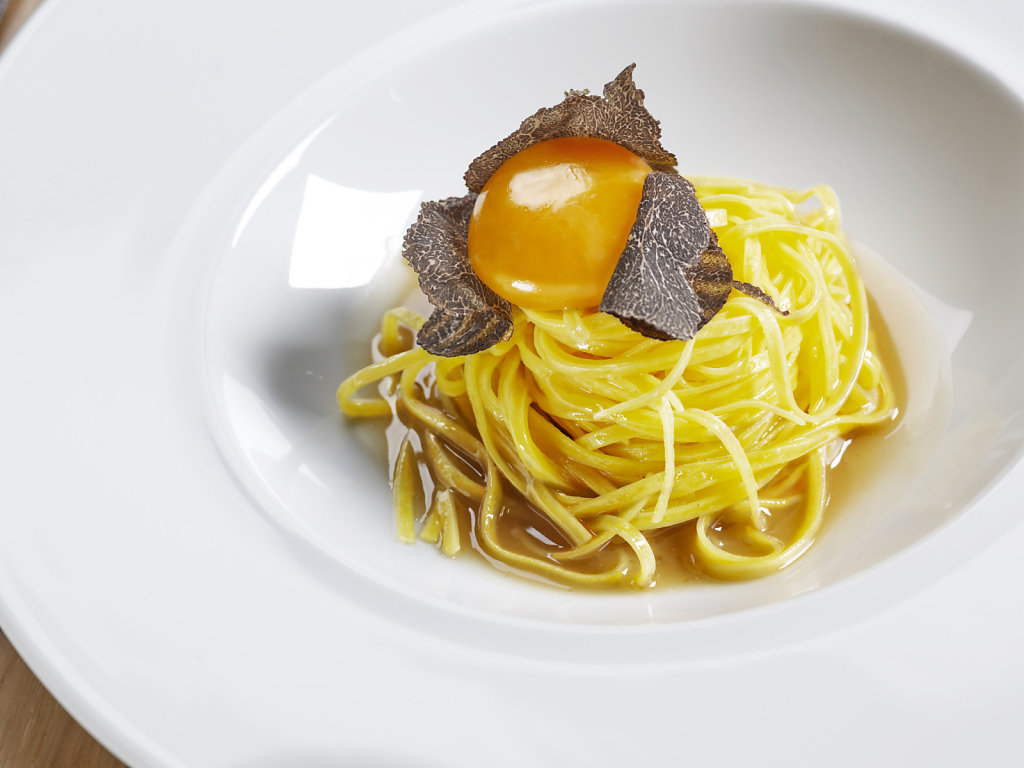 Linguini with egg and truffle, the must at Sis Quartos
